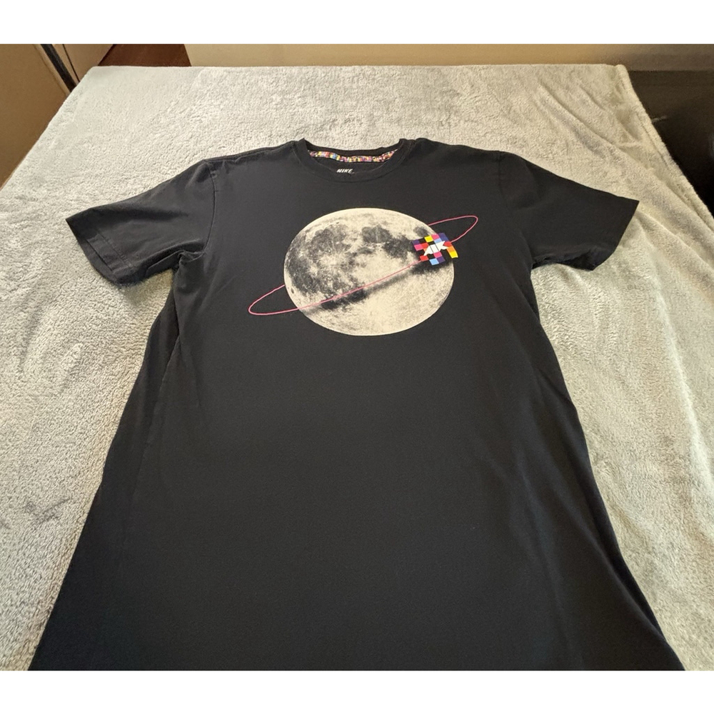 Nike Sportswear Men’s T-Shirt Medium Black Moon Graphic Space Planet Design